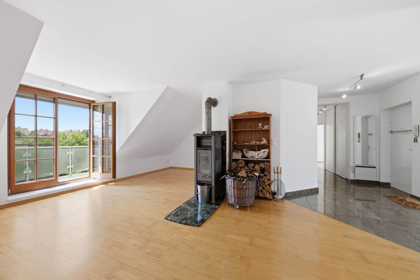 Sonnige Wohnung mit Balkon und zwei Stellplätzen