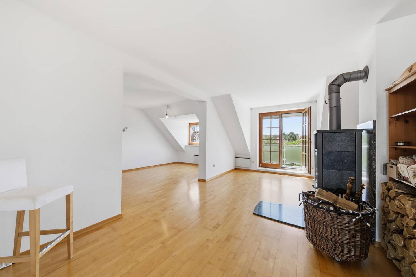 Sonnige Wohnung mit Balkon und zwei Stellplätzen