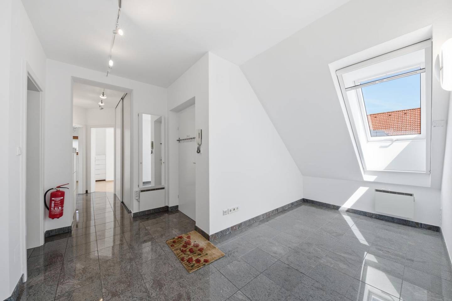 Sonnige Wohnung mit Balkon und zwei Stellplätzen