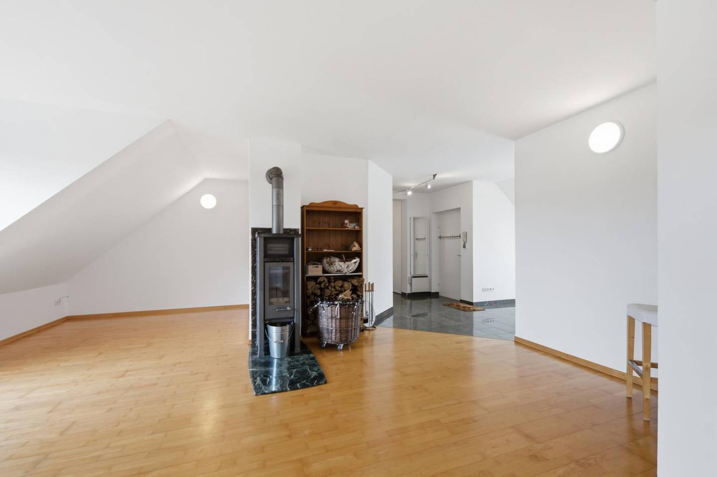 Sonnige Wohnung mit Balkon und zwei Stellplätzen