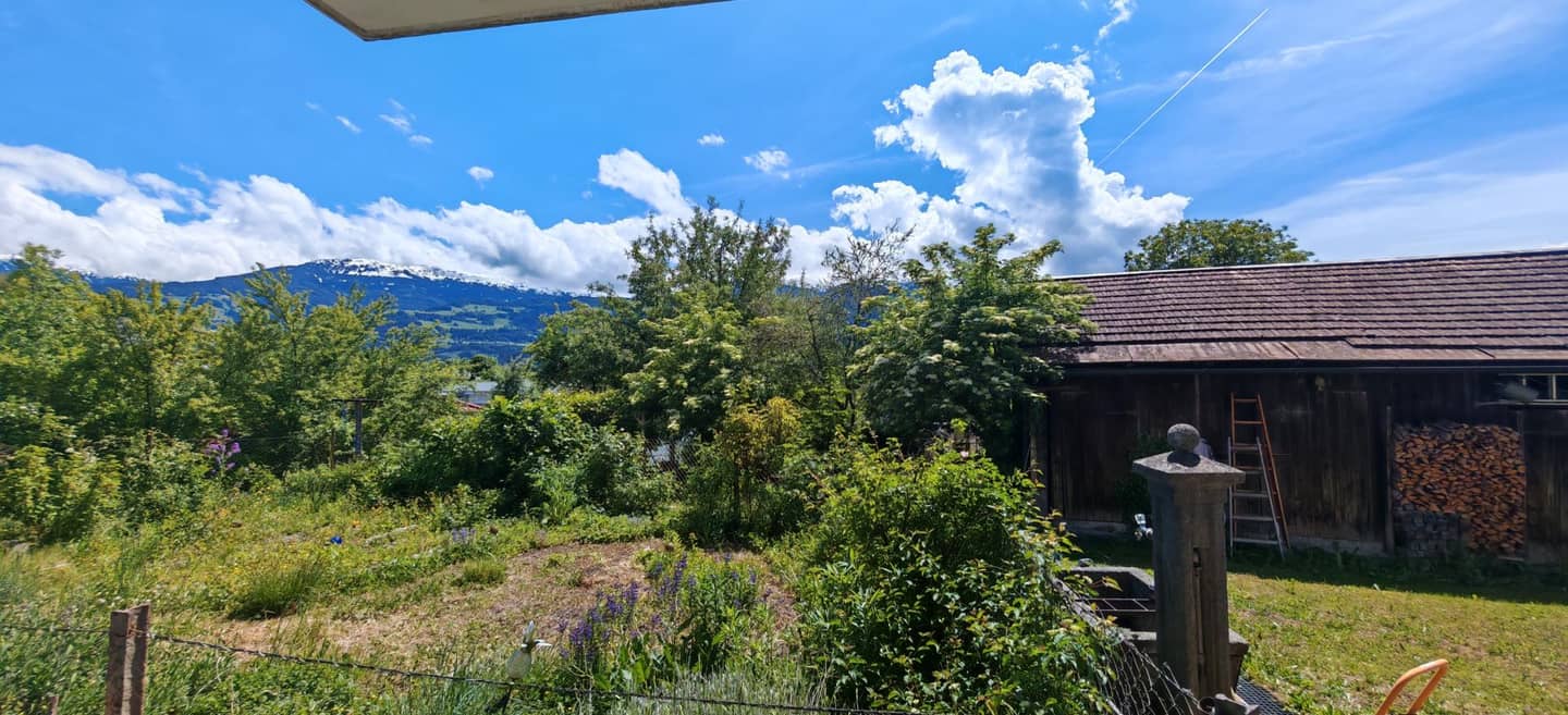 Family apartment with development potential in a central location