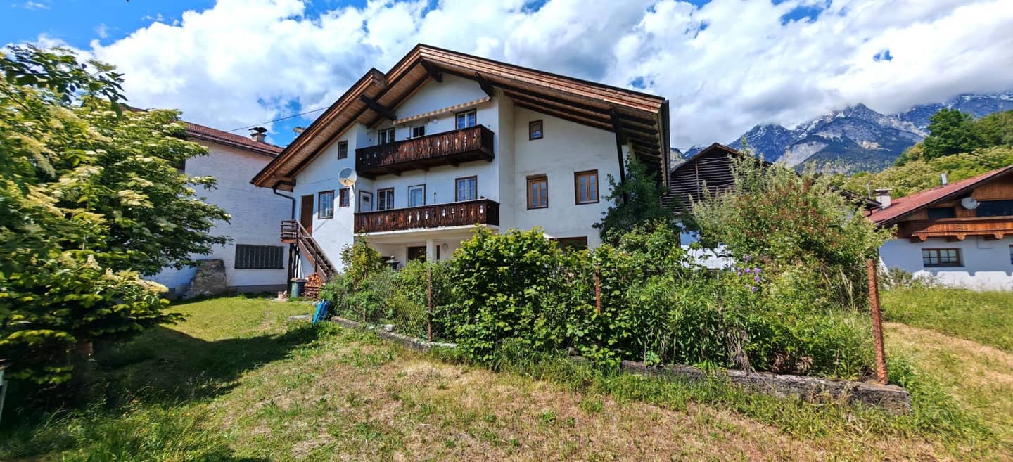 Family apartment with development potential in a central location