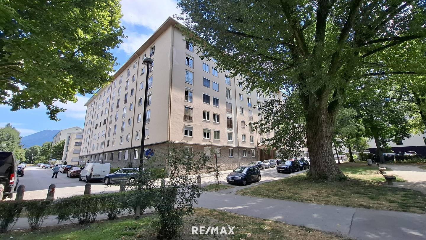 Bright apartment with lift and French balcony