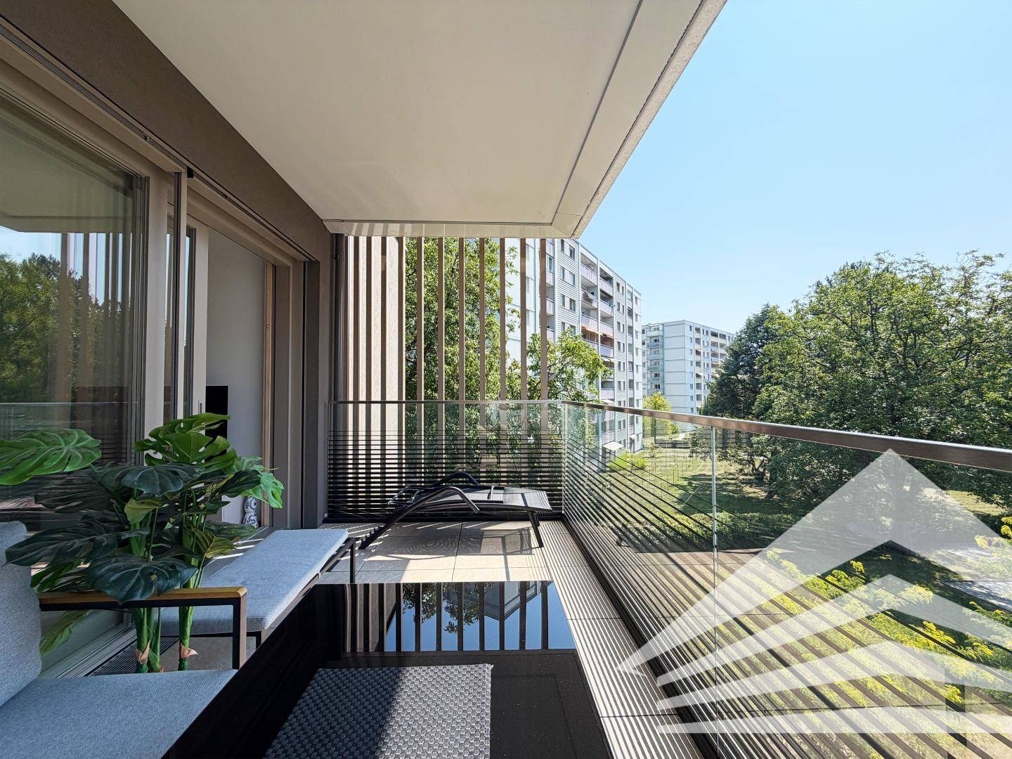 Fully furnished premium apartment in university quarter with south balcony