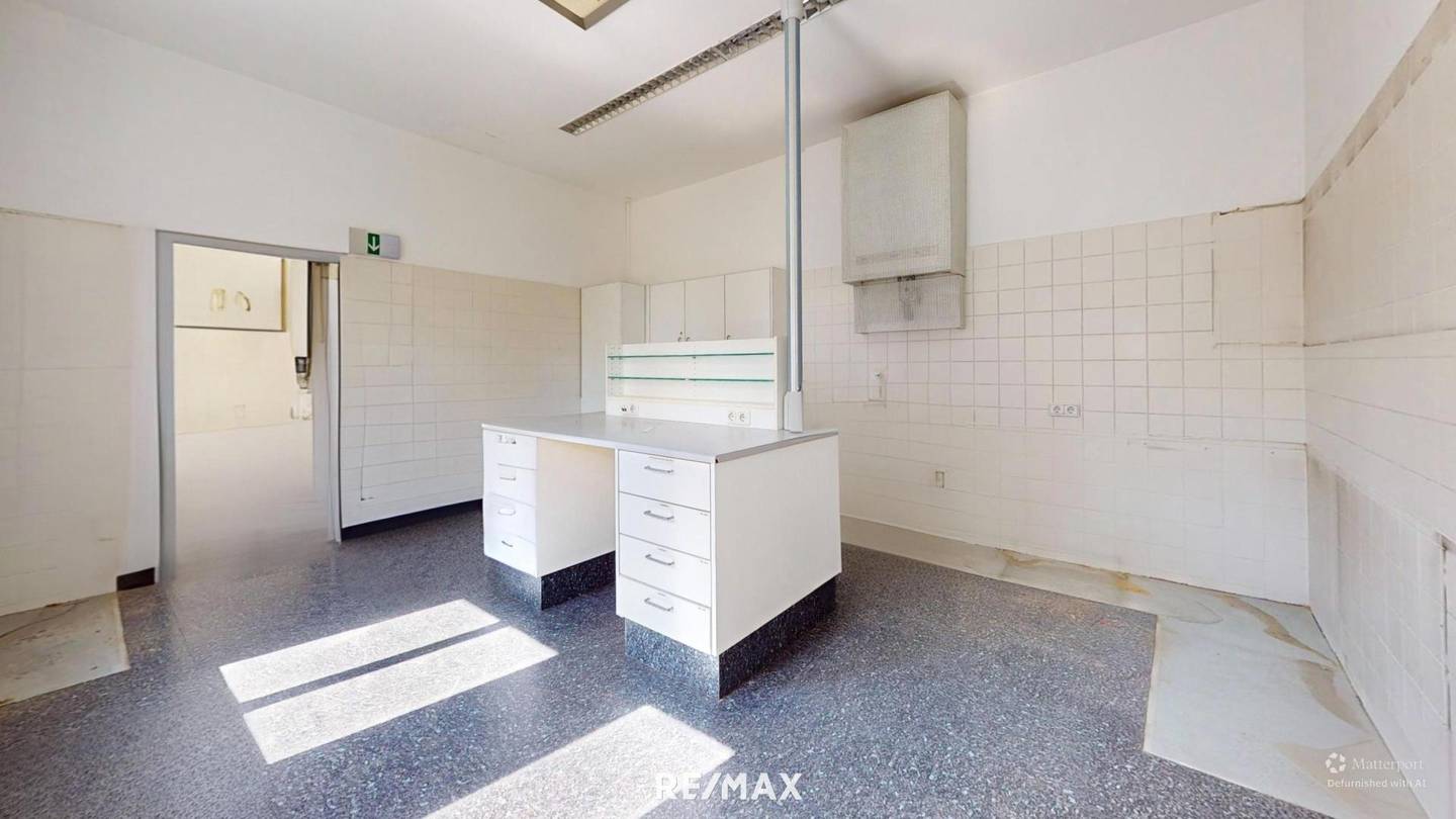 Apartment with shop window and lift