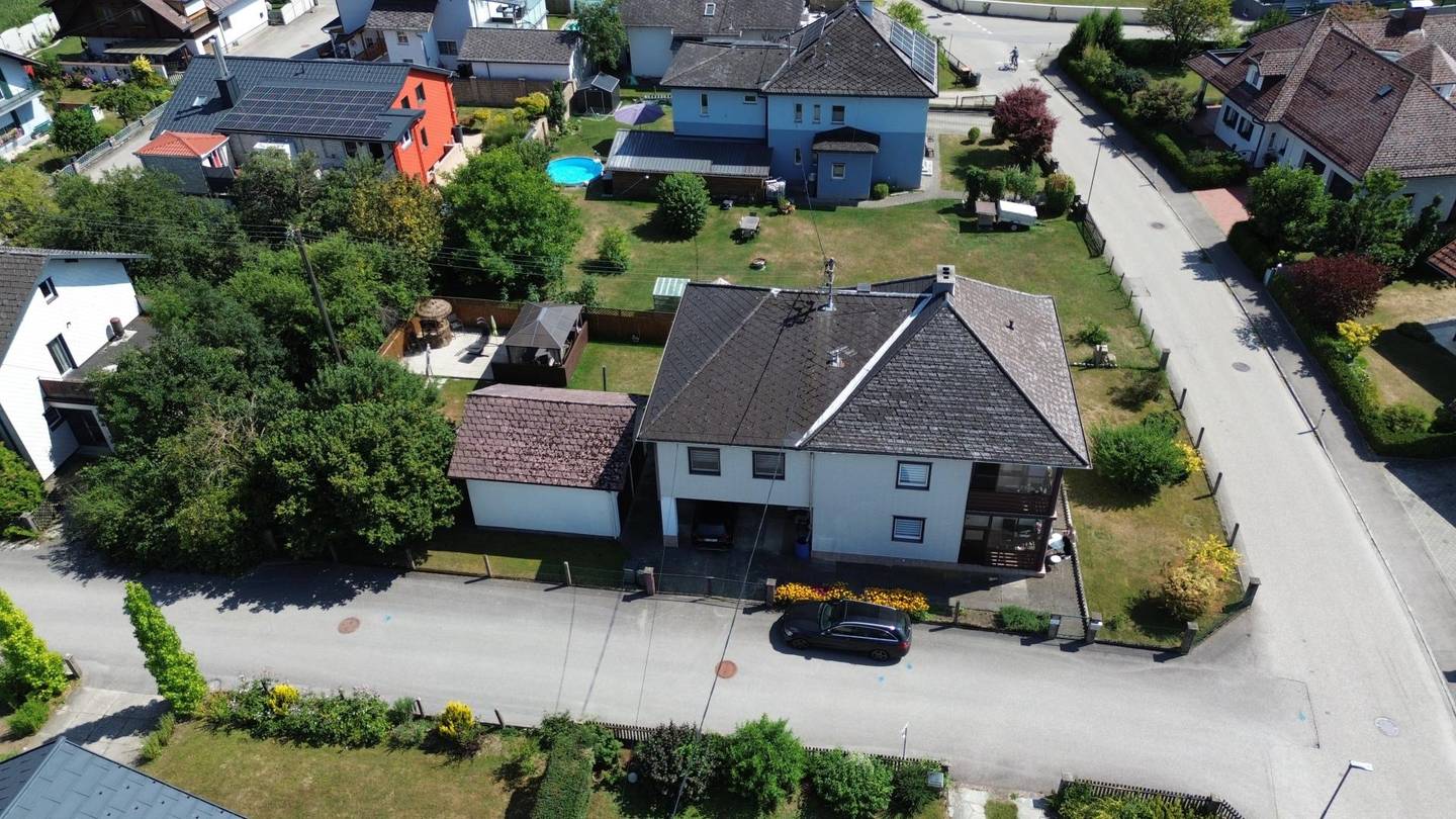 Sonnige Familienwohnung mit Garten und Doppelgarage