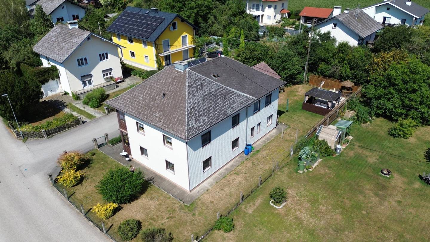 Sonnige Familienwohnung mit Garten und Doppelgarage