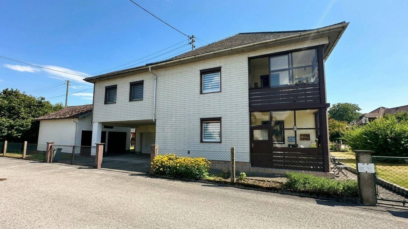 Sonnige Familienwohnung mit Garten und Doppelgarage