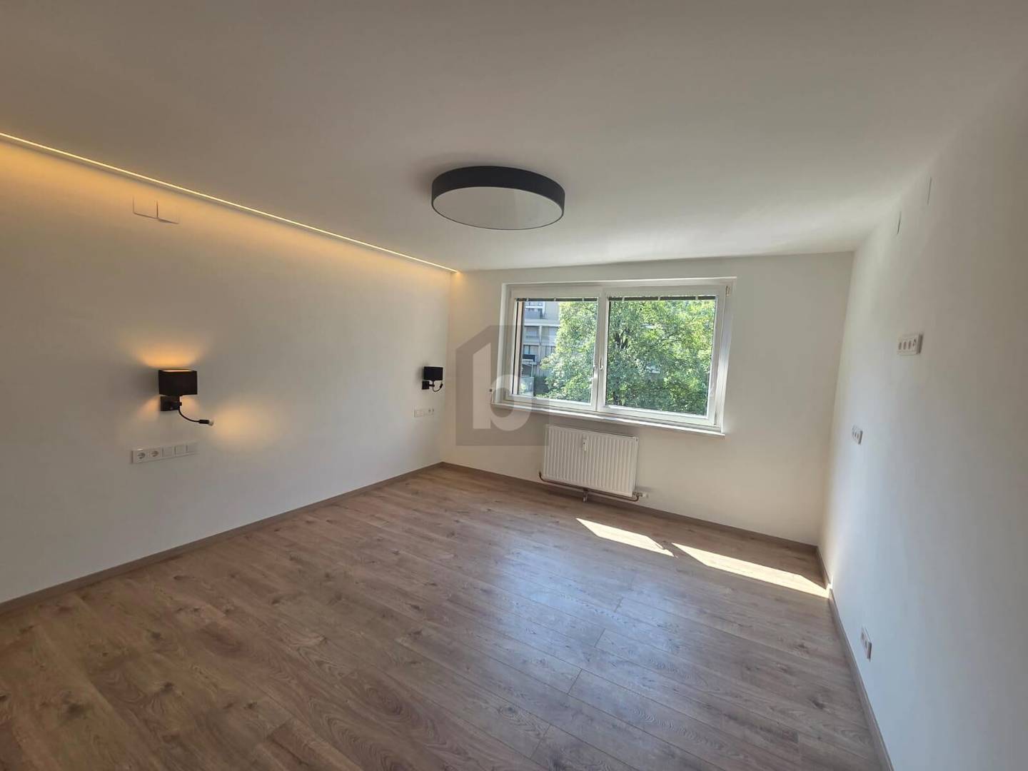 Kernsaniert 2026 Wohnung mit Balkon und Parkplatz