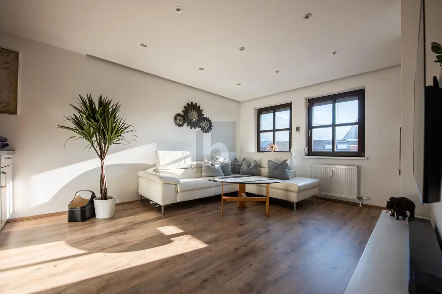 Bright apartment in central quiet location with mountain view