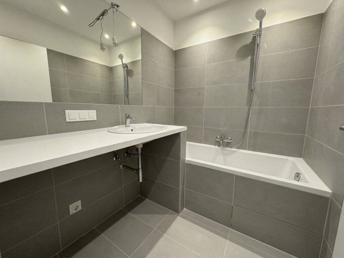 Cooled 2-room apartment with walk-in closet just a few steps from U4/U6 Längenfeldgasse First occupancy