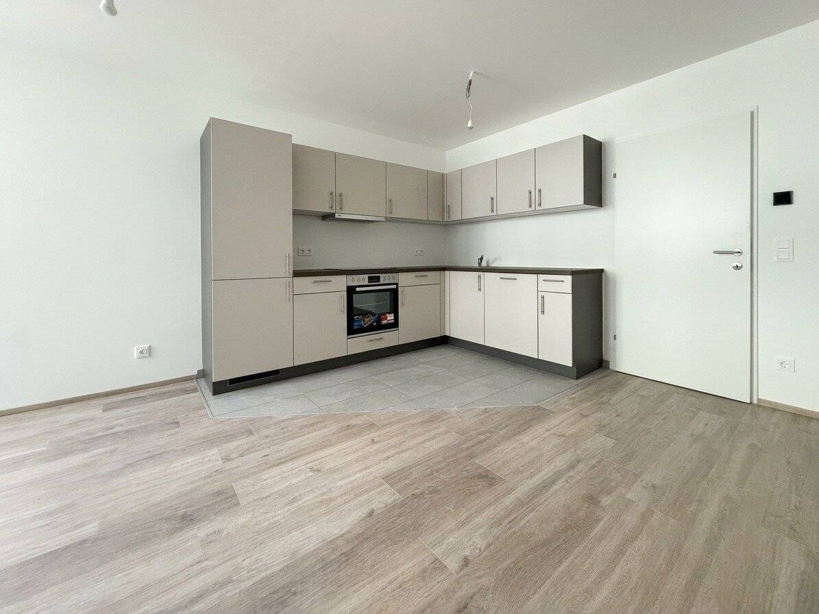 Cooled 2-room apartment with walk-in closet just a few steps from U4/U6 Längenfeldgasse First occupancy