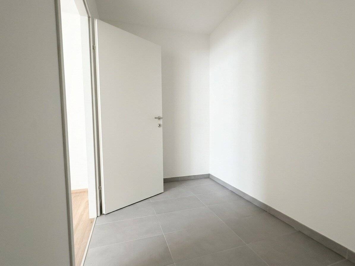 Cooled 2-room apartment with walk-in closet just a few steps from U4/U6 Längenfeldgasse First occupancy