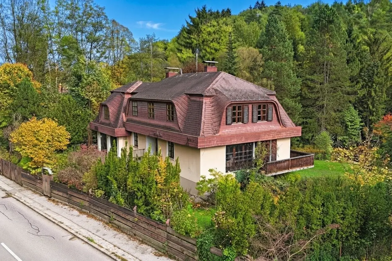 Prächtiges Landhaus mit Potenzial im Pressbaumer Zentrum - Grundstück teilbar!