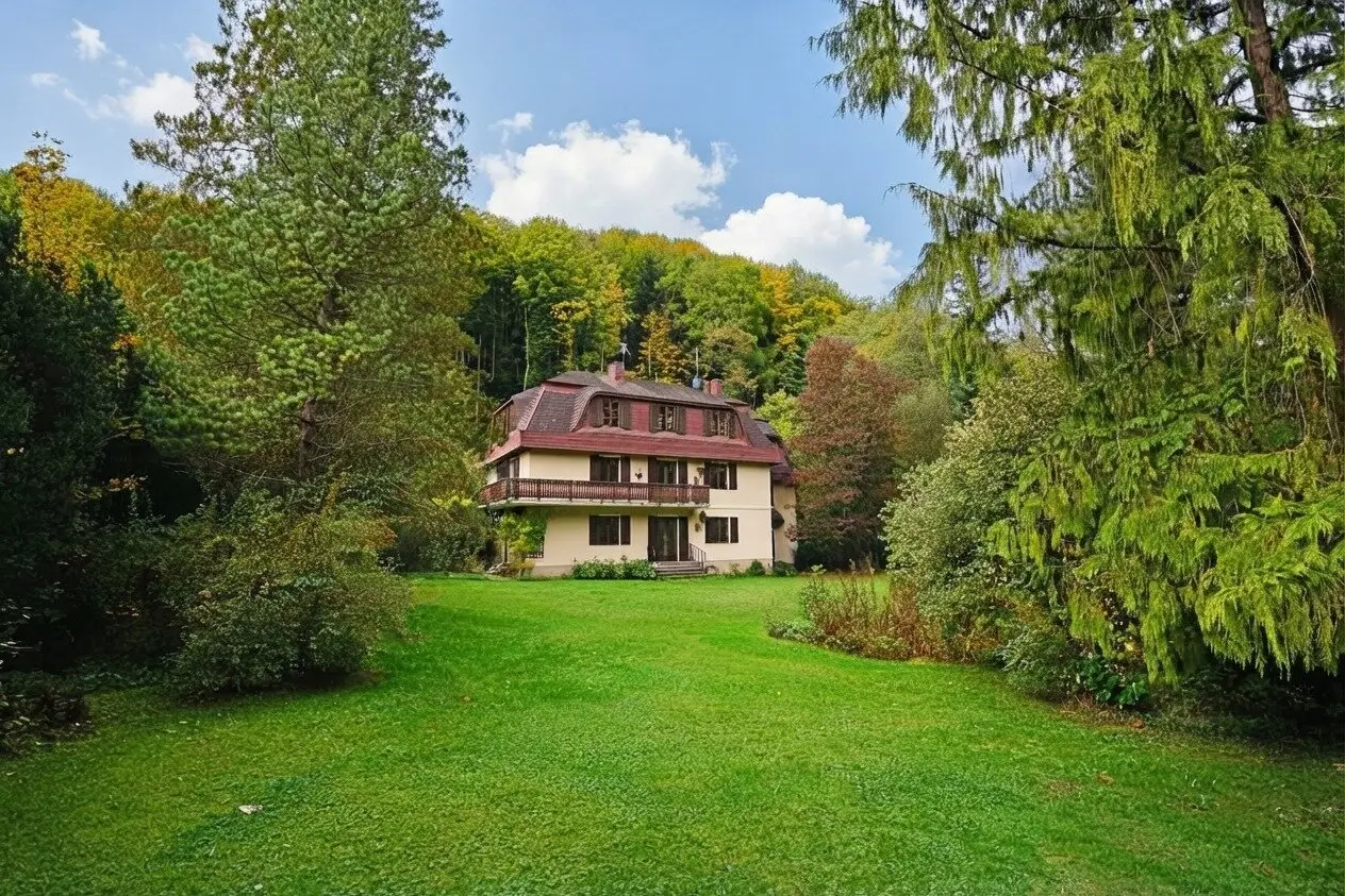 Prächtiges Landhaus mit Potenzial im Pressbaumer Zentrum - Grundstück teilbar!