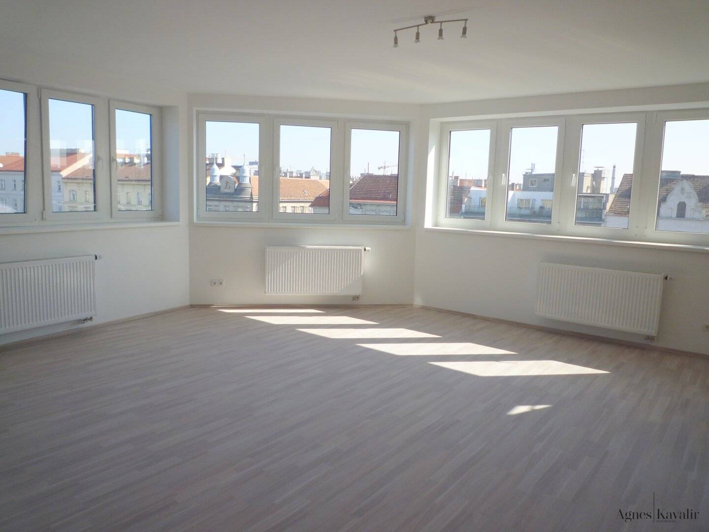 Top penthouse with approx. 300m2 communal terrace and air conditioning