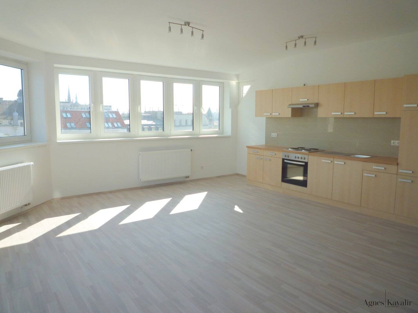 Top penthouse with approx. 300m2 communal terrace and air conditioning