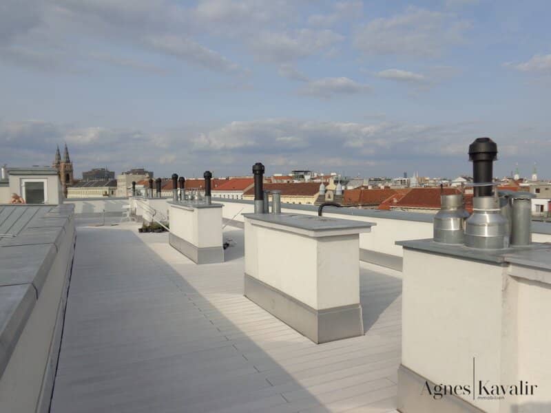 Top penthouse with approx. 300m2 communal terrace and air conditioning