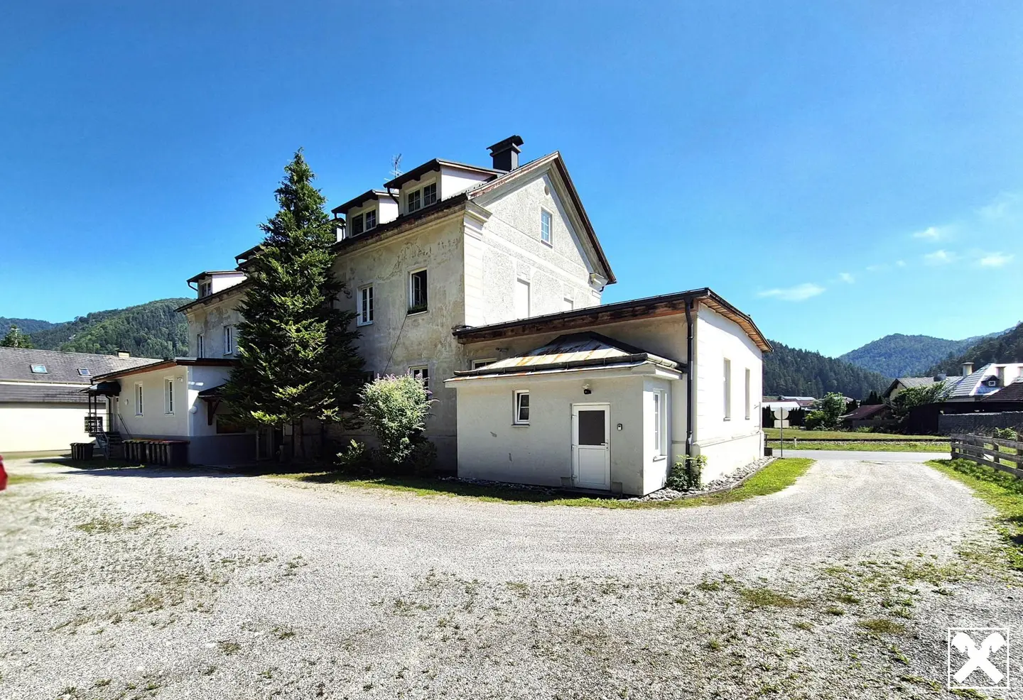 Anlegerwohnung mit Entwicklungspotenzial und Parkplatz