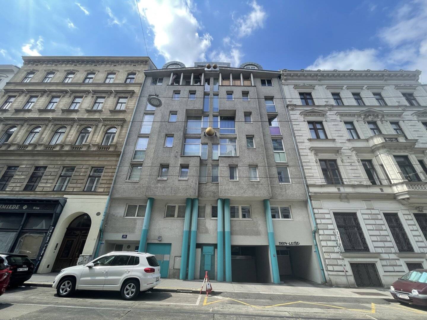 2-room apartment in prime location of the 7th district including garage parking space