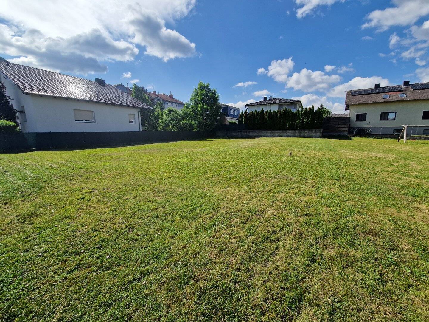 Baugrundstück in ruhiger Wohnsiedlung – ca. 660 m² mit bis zu 3 Wohneinheiten