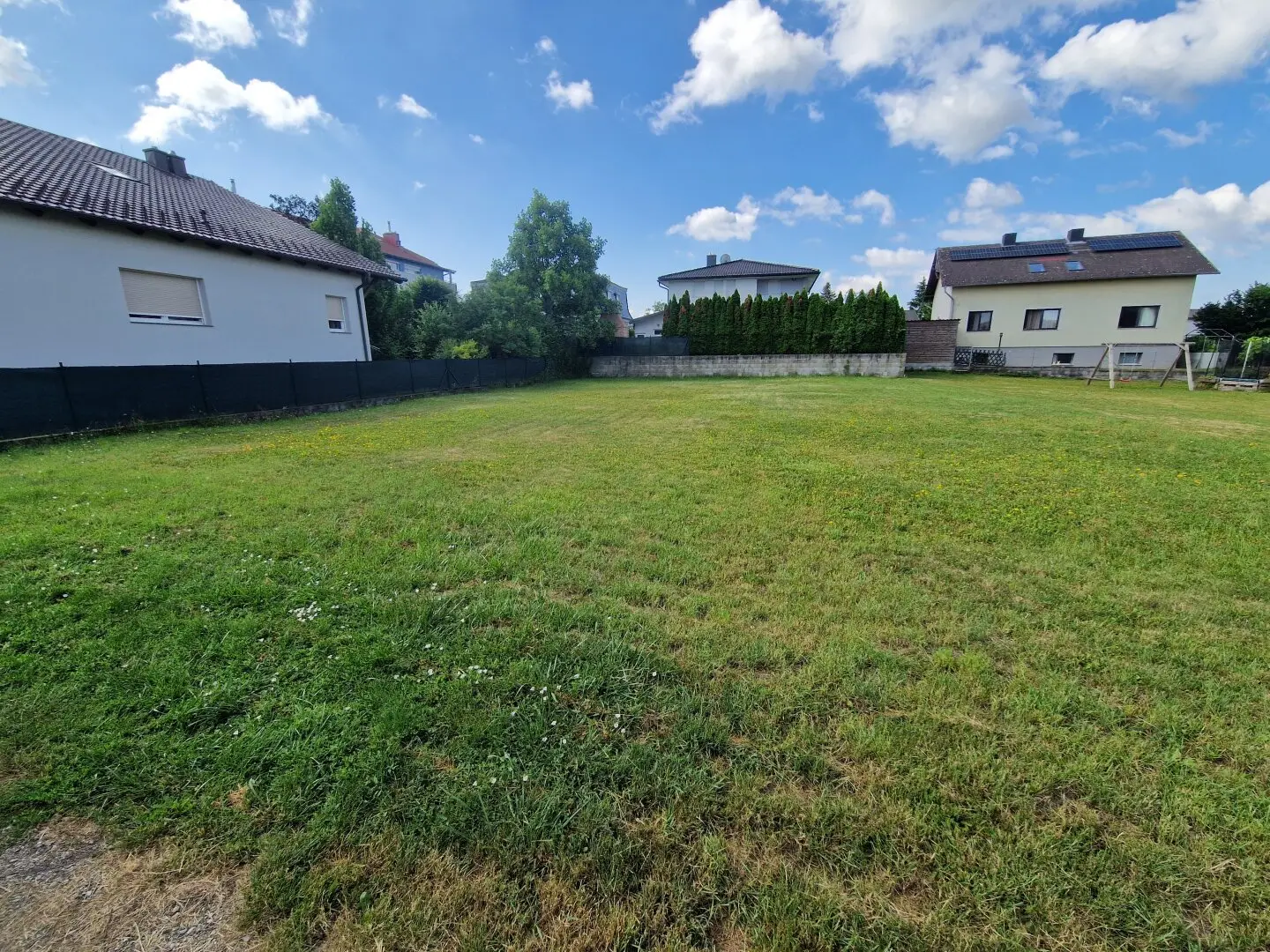 Building plot in quiet residential development – approx. 660 m² with up to 3 residential units