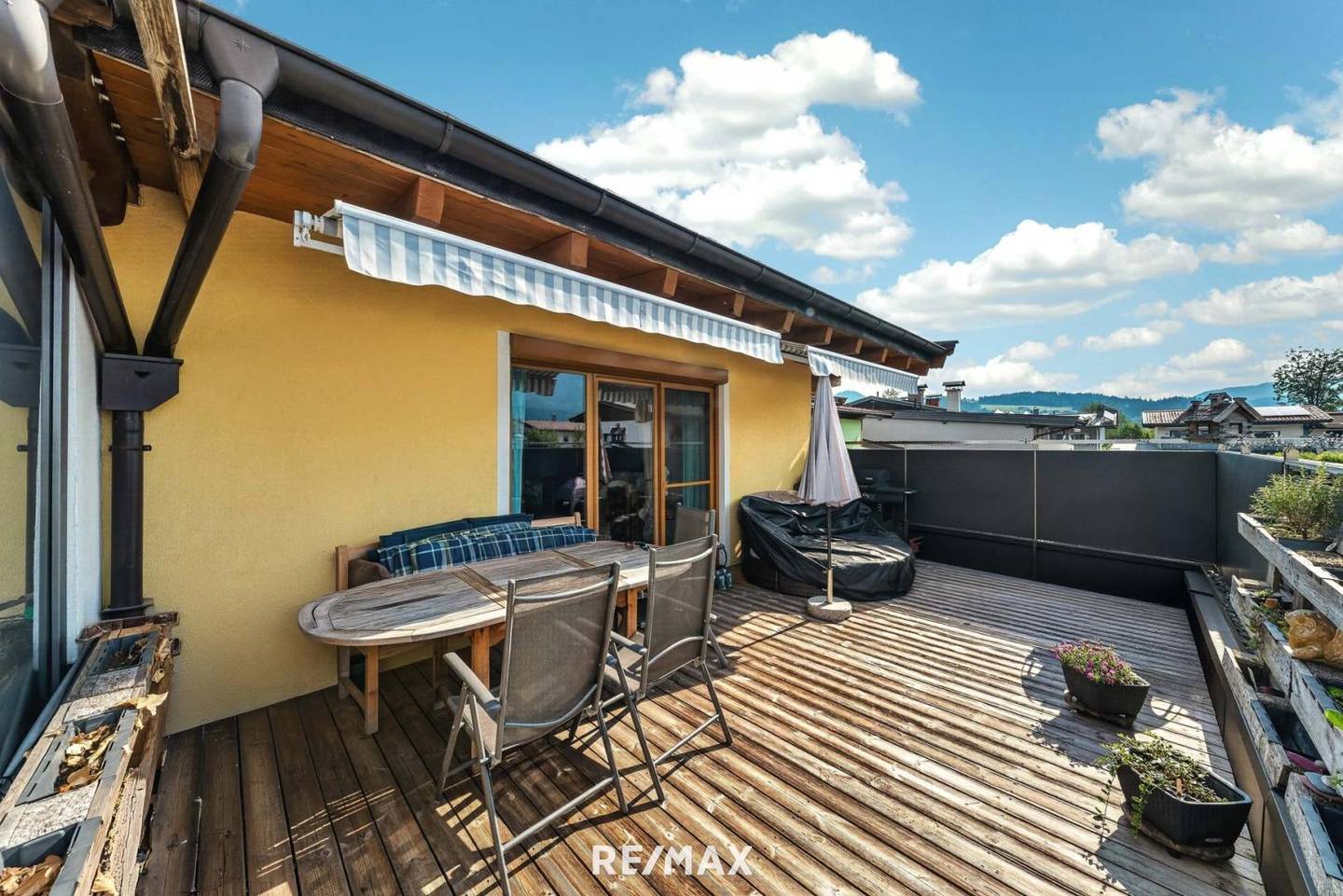 Luftige Familienwohnung mit Balkon Terrasse und Stellplätzen