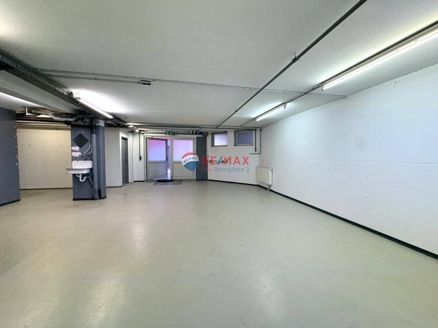 Versatile basement unit in a commercial area Souterrainwohnung