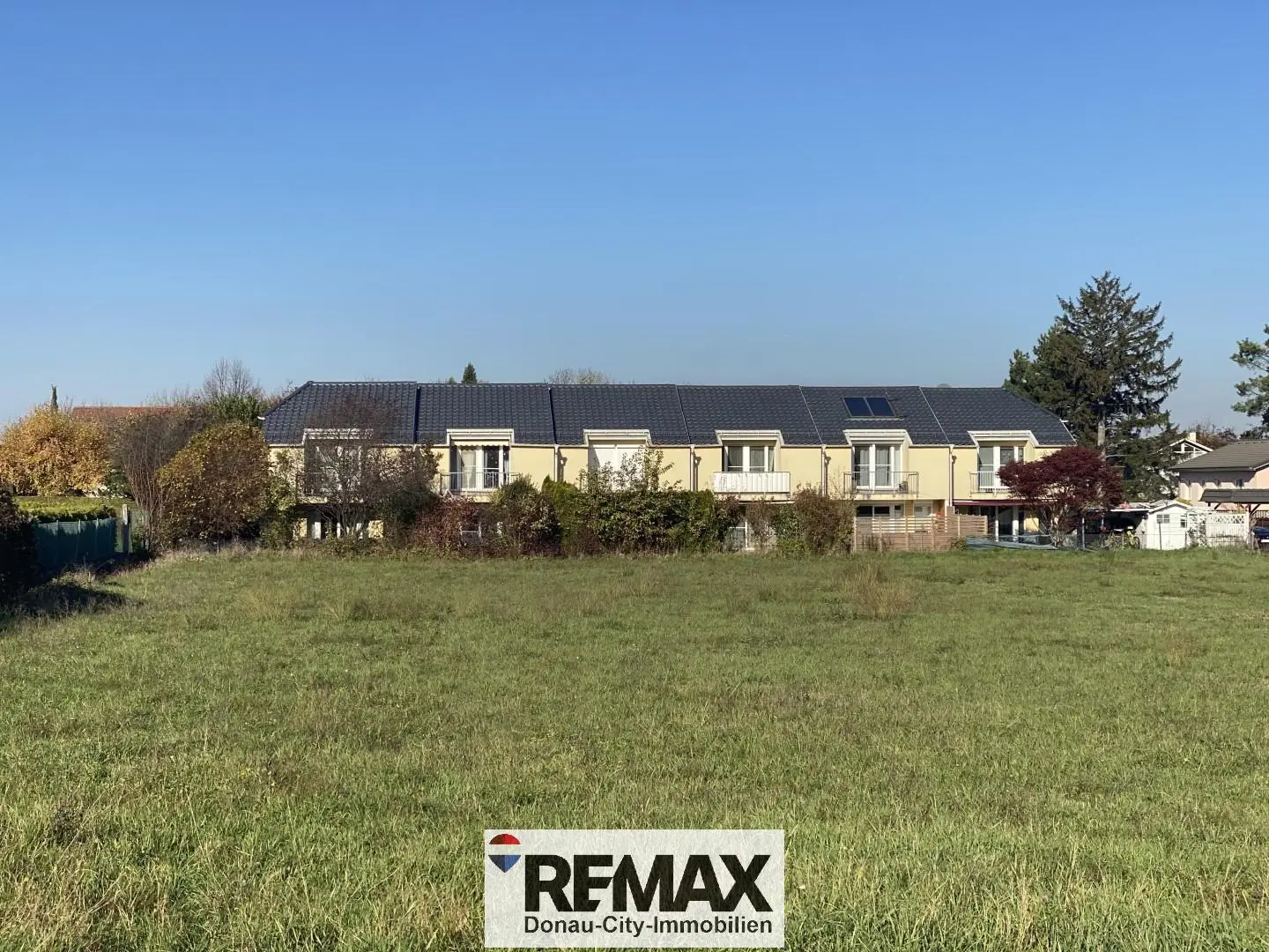 Sunny building plot in a quiet cul de sac Apartment
