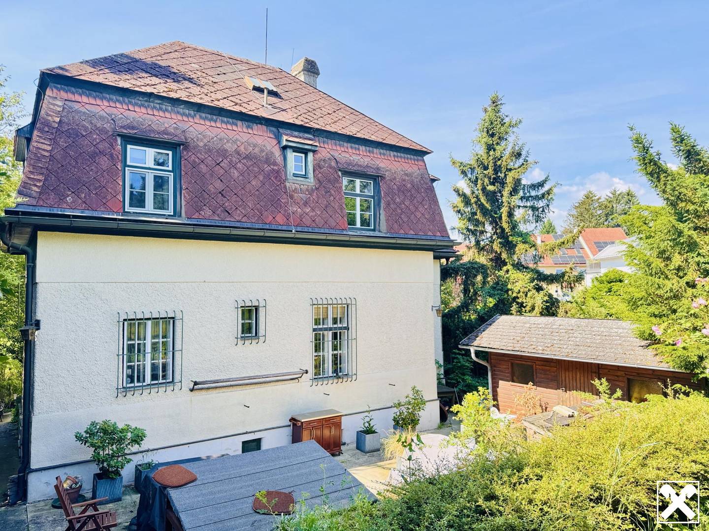 Period apartment with large garden and building land