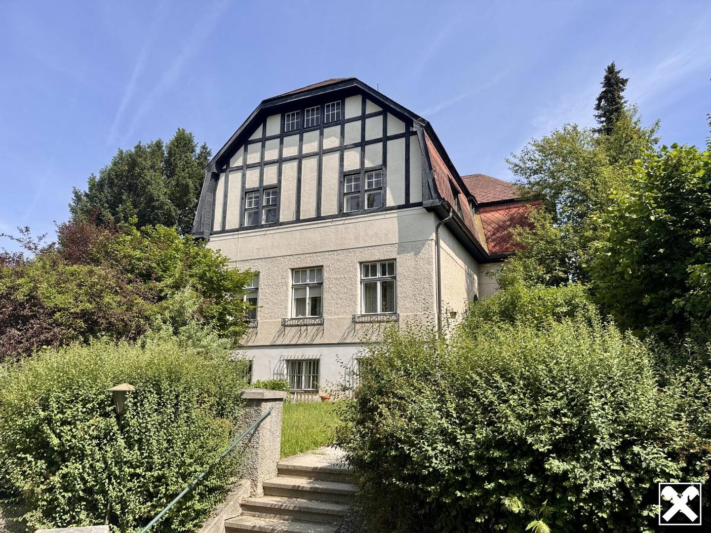 Period apartment with large garden and building land