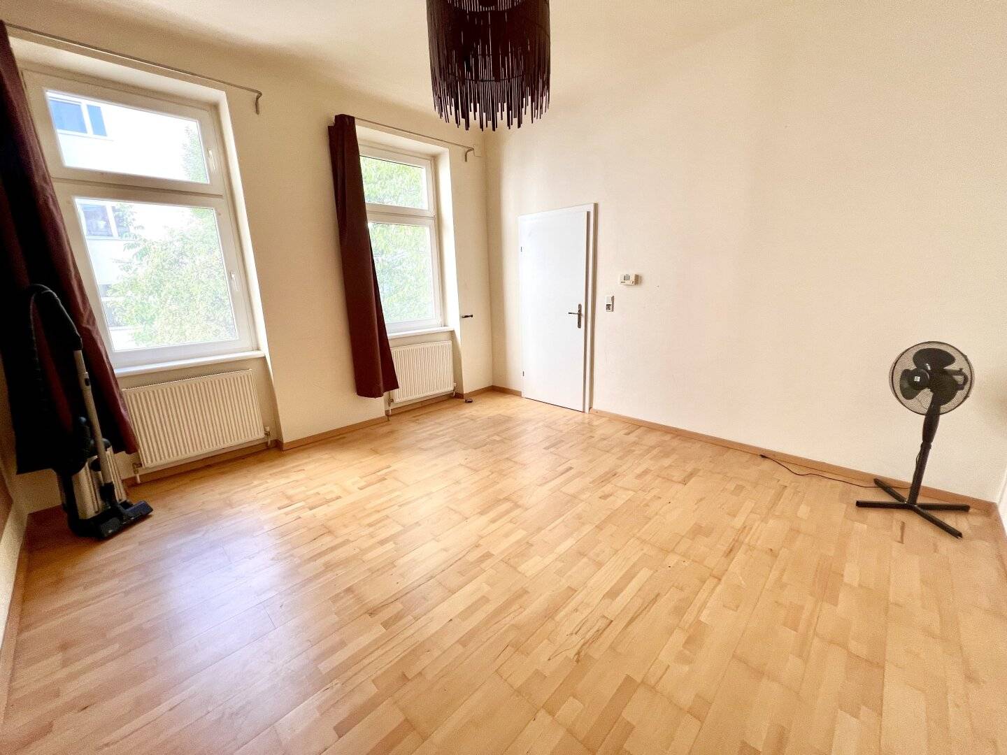 Entire courtyard house floor with 20 m² private garden, 2.5 bedrooms, parking space, suitable for flatshare 300 m to Schönbrunn