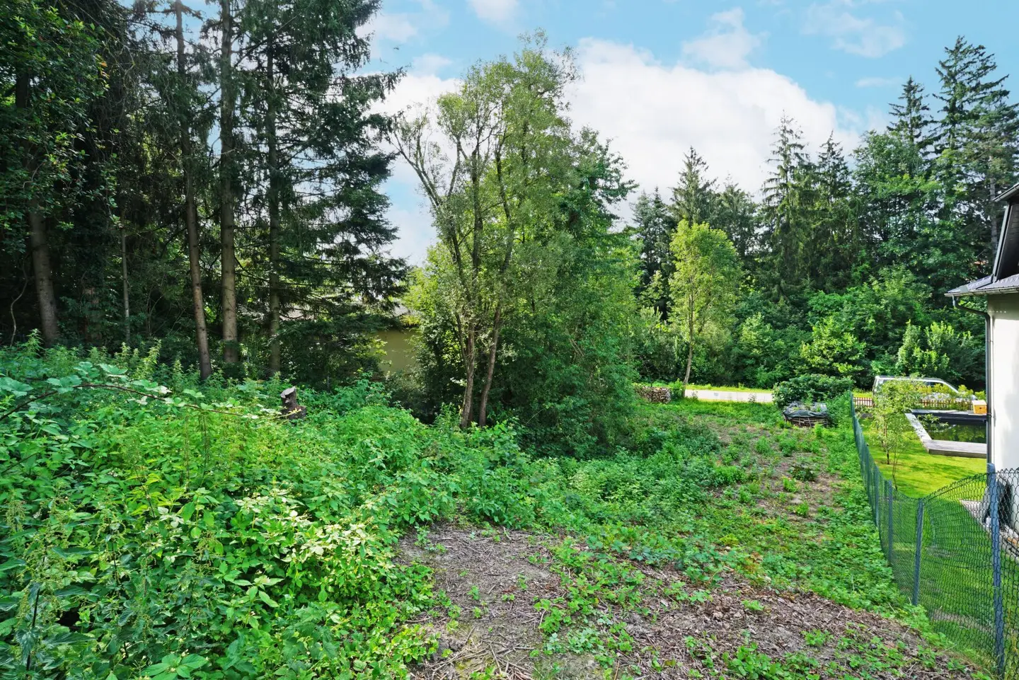 Plot of land in a green setting in the Pressbaum center