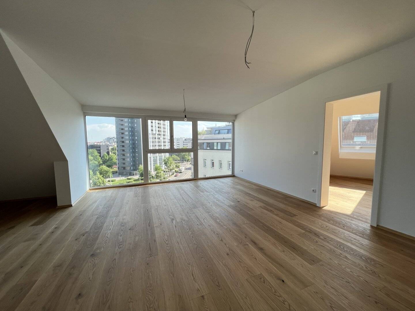 Investment/temporarily rented - Very generously laid out approx. 96 m² attic apartment plus 5.86 m² terrace (TOP 65, attic)
