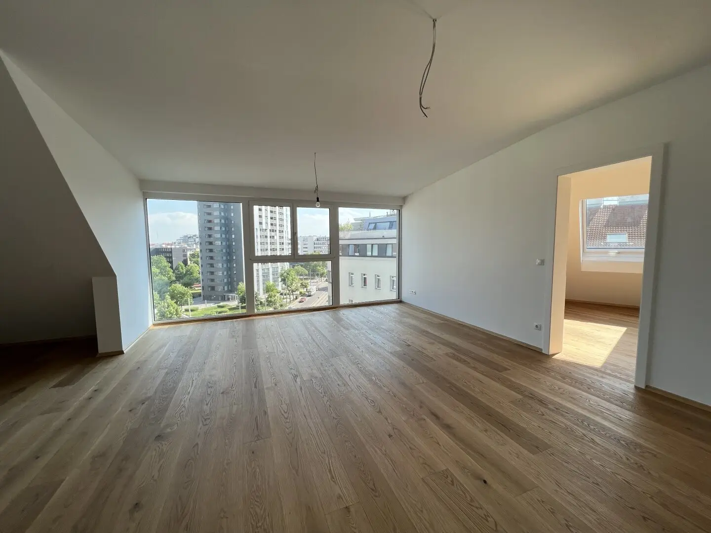 Investment/temporarily rented - Very generously laid out approx. 96 m² attic apartment plus 5.86 m² terrace (TOP 65, attic)