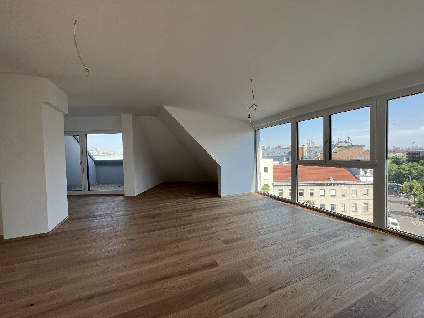 Investment/temporarily rented - Very generously laid out approx. 96 m² attic apartment plus 5.86 m² terrace (TOP 65, attic)