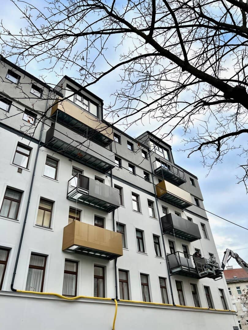 Investment/temporarily rented - Very generously laid out approx. 96 m² attic apartment plus 5.86 m² terrace (TOP 65, attic)