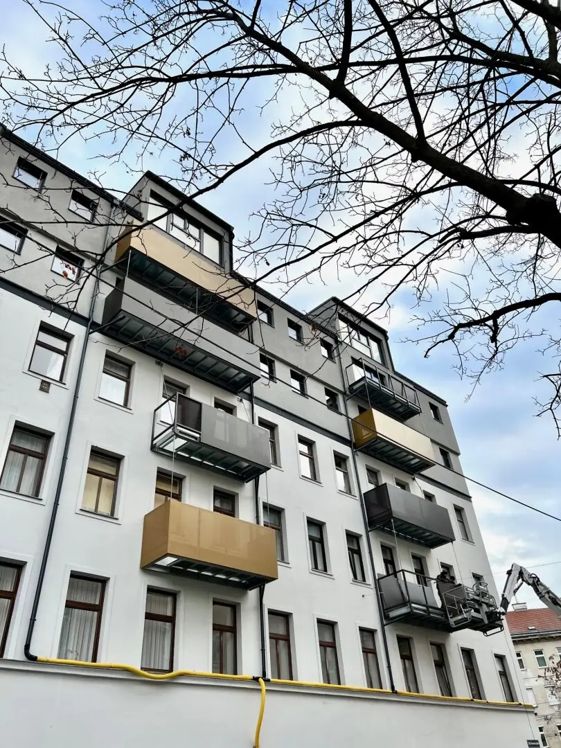 Investment/temporarily rented - Very generously laid out approx. 96 m² attic apartment plus 5.86 m² terrace (TOP 65, attic)