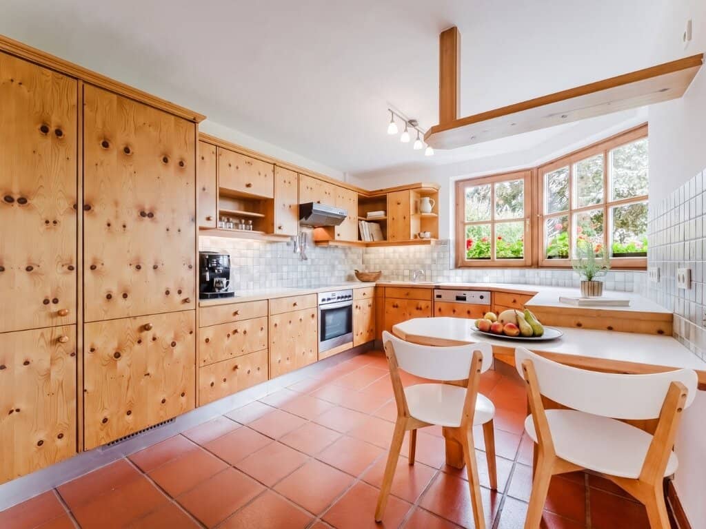 Space for generations. A special country house with a granny flat and view of the Irrsee