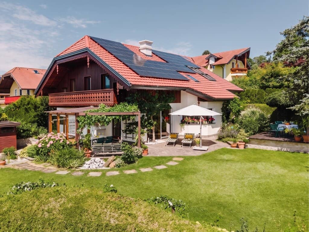 Raum für Generationen. Ein besonderes Landhaus mit Einliegerwohnung und Irrseeblick