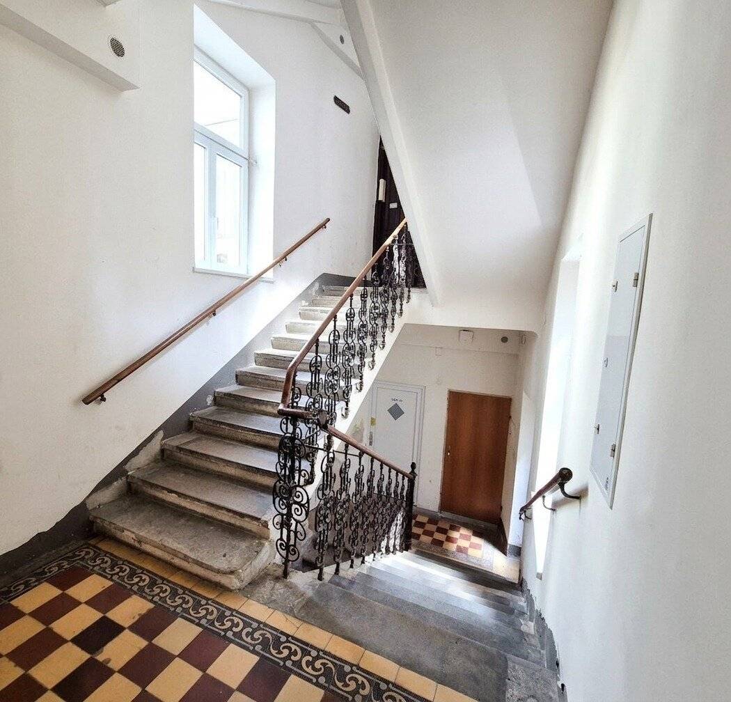 Old building apartment with charm and potential near Thaliastrasse indefinitely rented