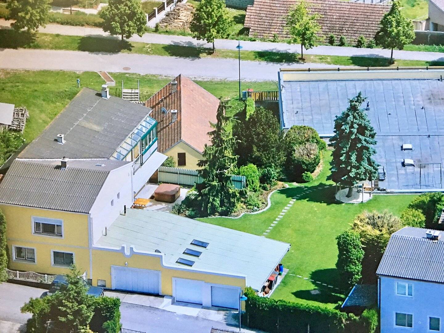 Ruhiger Familiensitz mit Fernblick, ebenem Garten und drei Garagen Nähe TULLN
