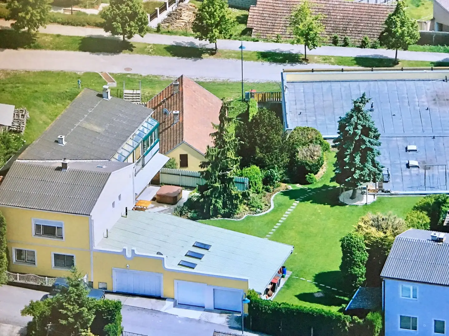 Ruhiger Familiensitz mit Fernblick, ebenem Garten und drei Garagen Nähe TULLN