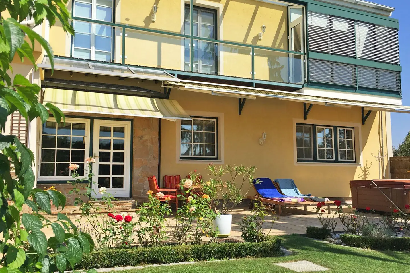 Ruhiger Familiensitz mit Fernblick, ebenem Garten und drei Garagen Nähe TULLN