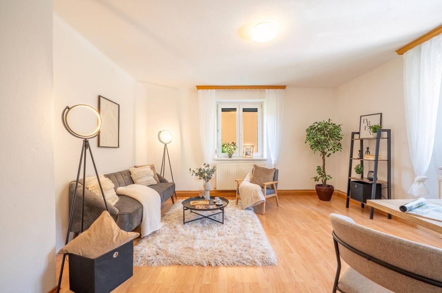 Gepflegte helle Wohnung mit fixem Stellplatz