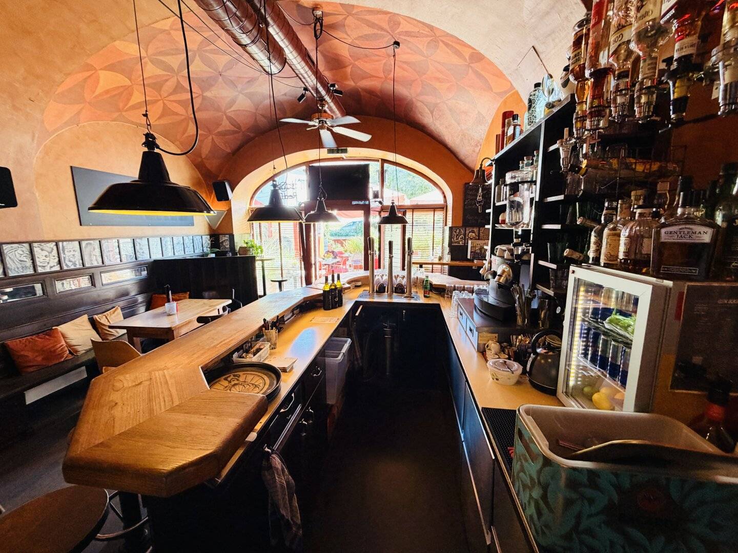 Traditional restaurant seeks successor, centrally located, large guest garden and attractive rent