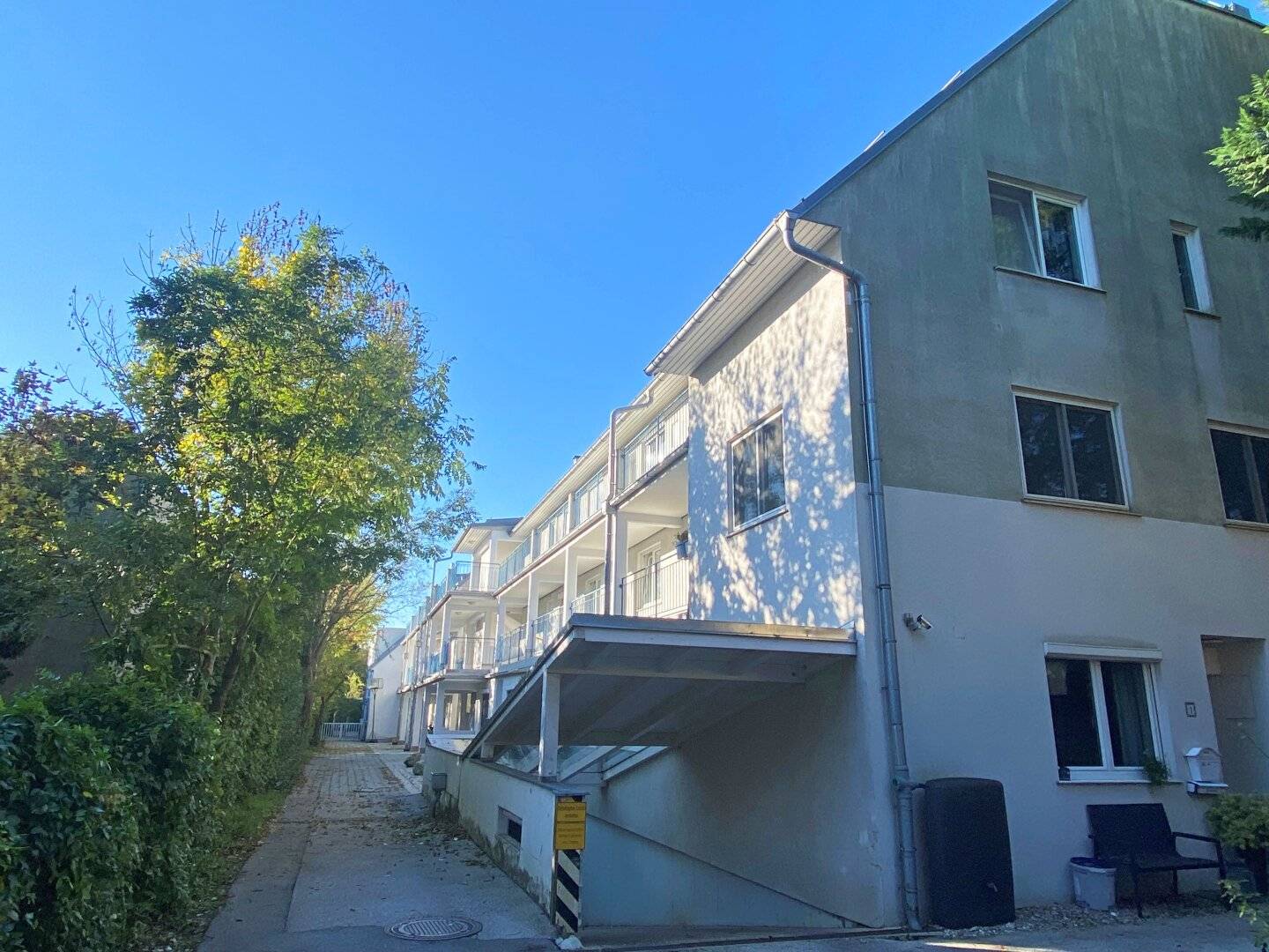 Apartment in green location with balcony near Auhof Center