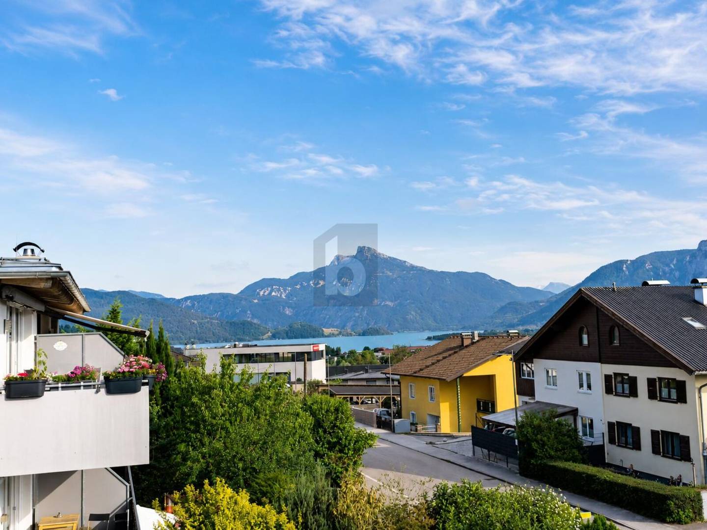Lichtdurchflutetes Penthouse mit See und Bergblick