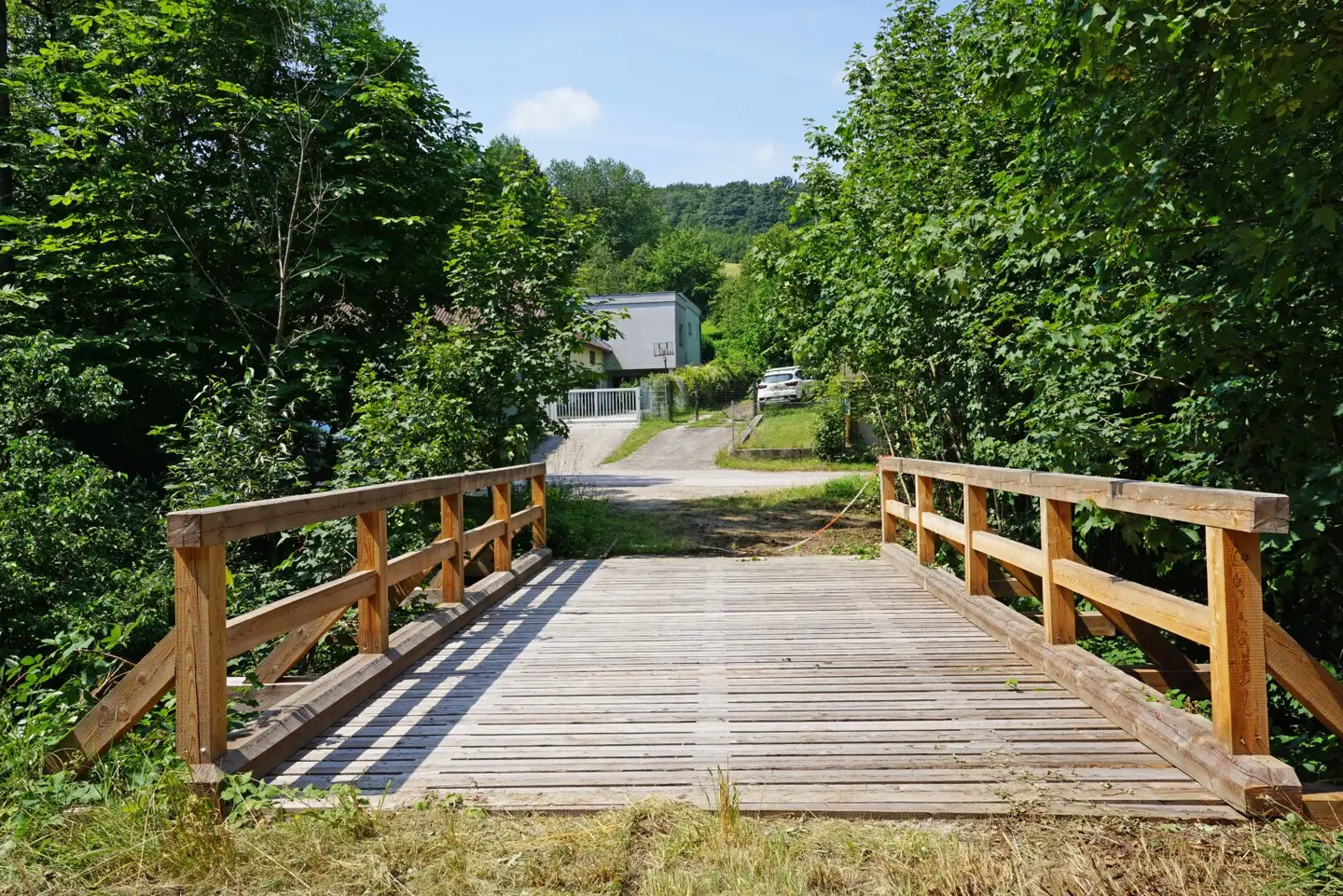 Level building plot in sunny quiet location, only 2 km from Pressbaum Center