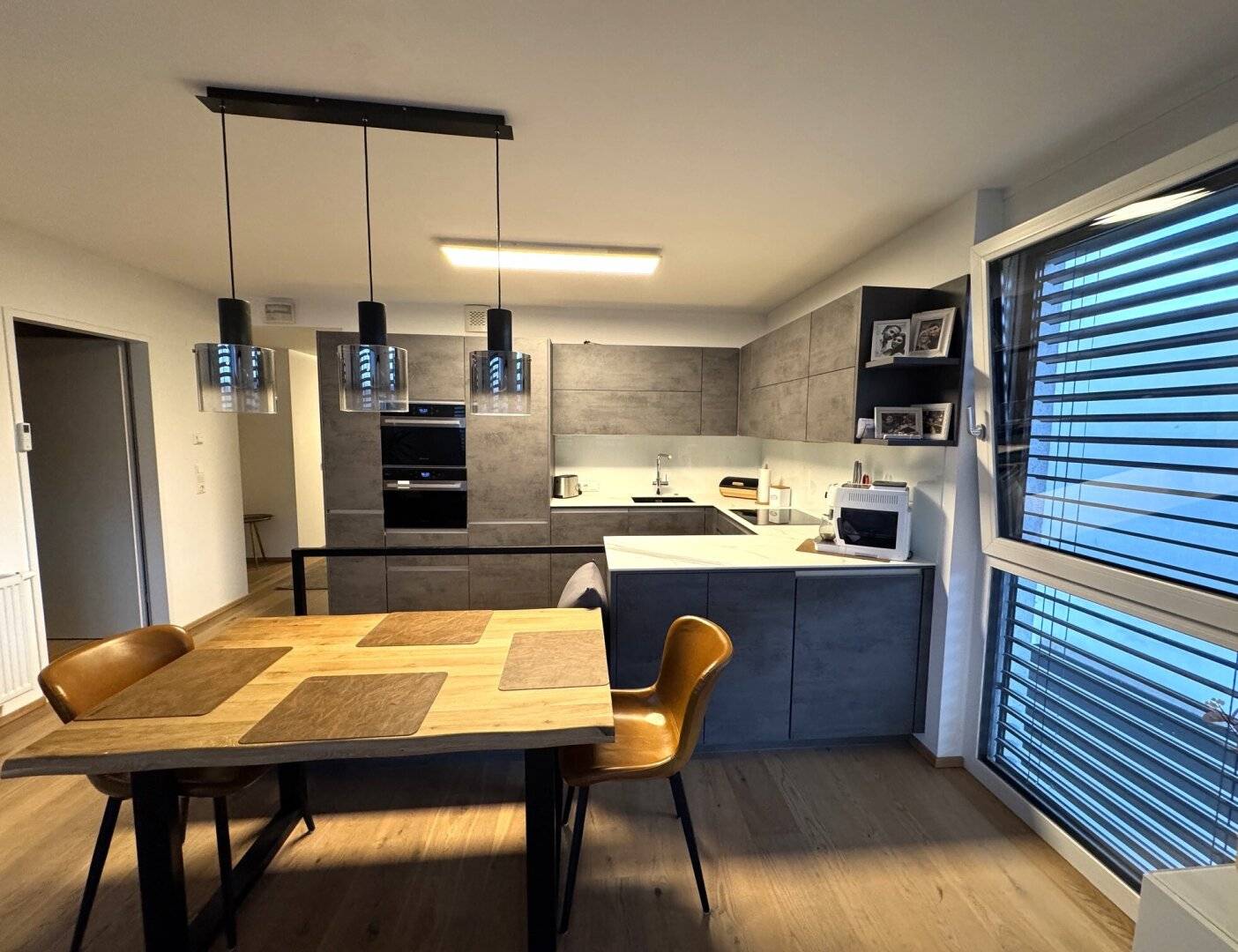 Nearly new 3-room apartment with south balcony and underground parking in Hall-Schönegg